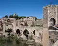 El puente medieval es el gran s�mbolo hist�rico de Besal�.