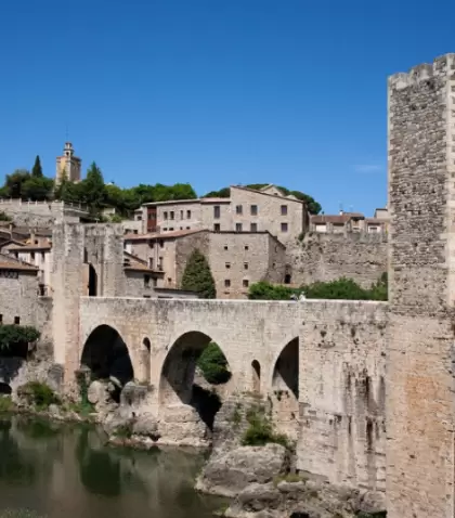 El puente medieval es el gran s�mbolo hist�rico de Besal�.