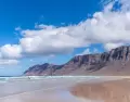 Famara ofrece un entorno salvaje y tranquilo frente al Atl�ntico.