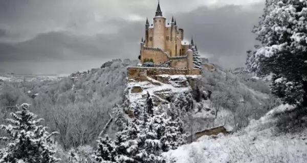 La Catedral domina el perfil urbano de Segovia.
