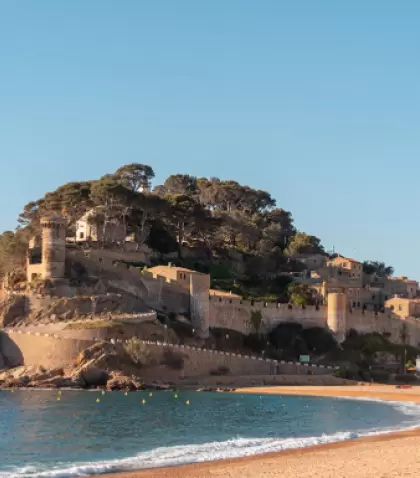 Tossa de Mar combina murallas medievales y mar en invierno.