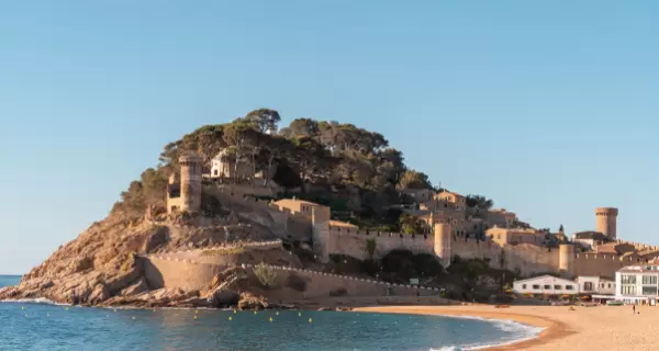 Tossa de Mar combina murallas medievales y mar en invierno.