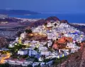 Moj�car combina pueblo blanco y mar durante el invierno.
