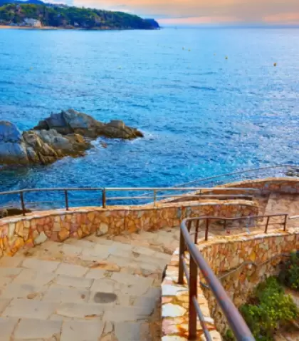 Los caminos de ronda permiten recorrer la costa a pie.