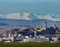 El entorno de monta�a acompa�a la experiencia urbana de Lleida.