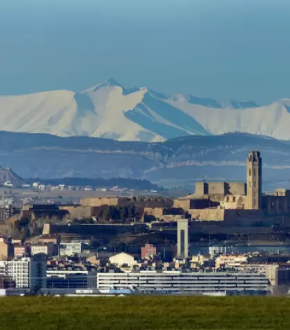 El entorno de monta�a acompa�a la experiencia urbana de Lleida.