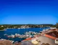 El puerto se disfruta con calma fuera de temporada alta.