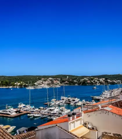 El puerto se disfruta con calma fuera de temporada alta.