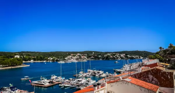 El puerto se disfruta con calma fuera de temporada alta.