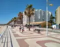 La costa se disfruta caminando fuera de temporada alta.