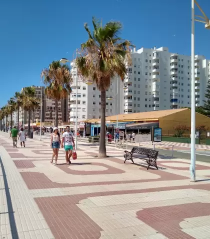La costa se disfruta caminando fuera de temporada alta.