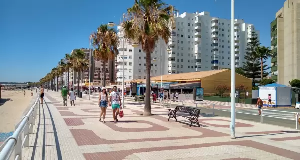 La costa se disfruta caminando fuera de temporada alta.