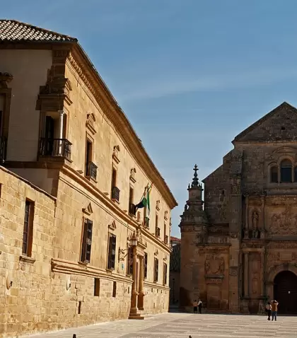 La Plaza V�zquez de Molina concentra algunos de los monumentos m�s importantes de �beda.