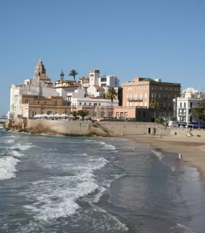 Sitges en invierno combina mar, patrimonio y una atm�sfera serena junto al Mediterr�neo.