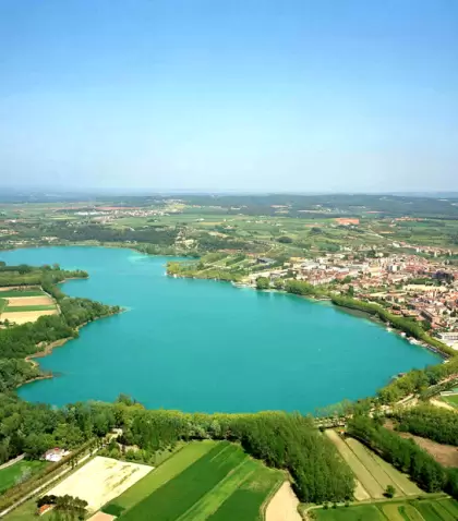 El lago de Banyoles es el coraz�n natural de la ciudad y su principal atractivo.