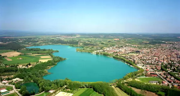 El lago de Banyoles es el coraz�n natural de la ciudad y su principal atractivo.