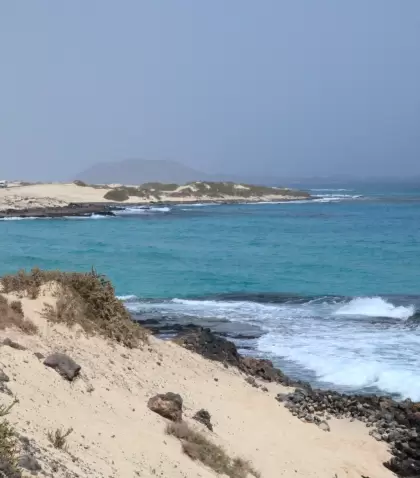 Las playas de Oliva destacan por su amplitud y entorno natural tranquilo.