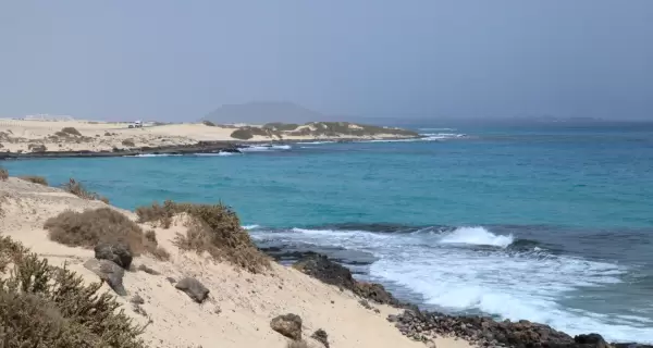Las playas de Oliva destacan por su amplitud y entorno natural tranquilo.
