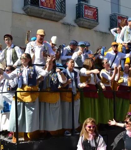 Las chirigotas llenan de humor y m�sica las calles de C�diz durante el Carnaval.