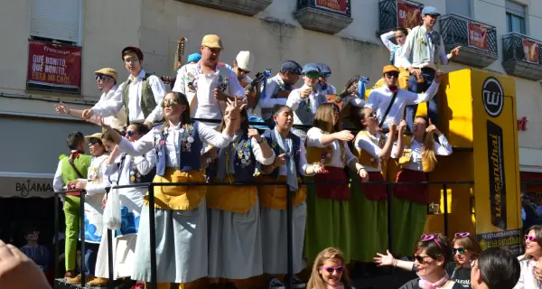 Las chirigotas llenan de humor y m�sica las calles de C�diz durante el Carnaval.