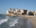 Los desfiles del Carnaval de Sitges llenan la ciudad de color y m�sica.