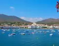 Cadaqu�s en invierno se disfruta con calma, luz suave y paisaje mediterr�neo.
