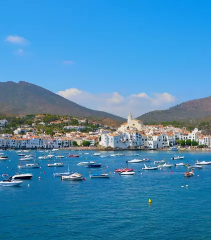 Cadaqu�s en invierno se disfruta con calma, luz suave y paisaje mediterr�neo.