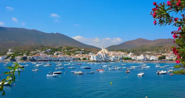 Cadaqu�s en invierno se disfruta con calma, luz suave y paisaje mediterr�neo.