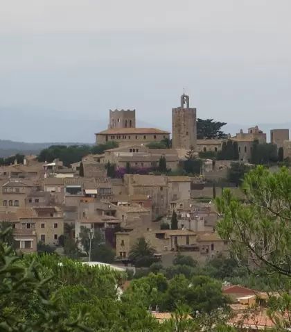 Pals conserva un casco medieval �nico rodeado de arrozales y paisaje rural.