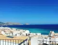 Casco antiguo de Altea con el Mediterr�neo al fondo en un d�a despejado.