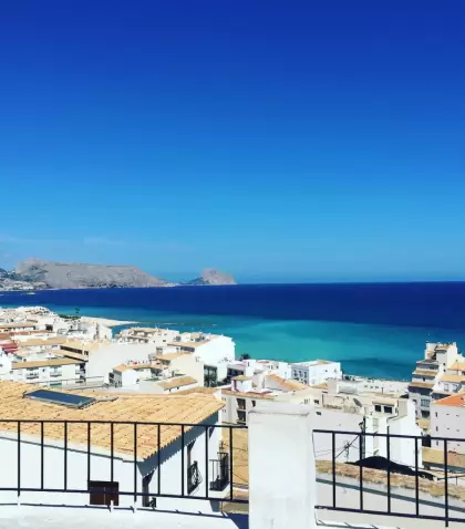 Casco antiguo de Altea con el Mediterr�neo al fondo en un d�a despejado.