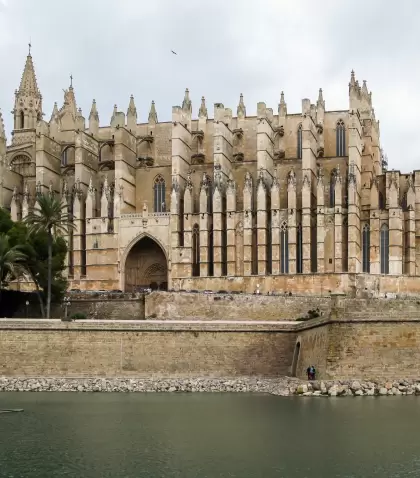 La Catedral de Santa Mar�a de Palma (La Seu), icono g�tico frente al mar y s�mbolo hist�rico de la ciudad.