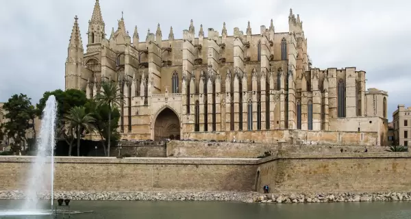 La Catedral de Santa Mar�a de Palma (La Seu), icono g�tico frente al mar y s�mbolo hist�rico de la ciudad.