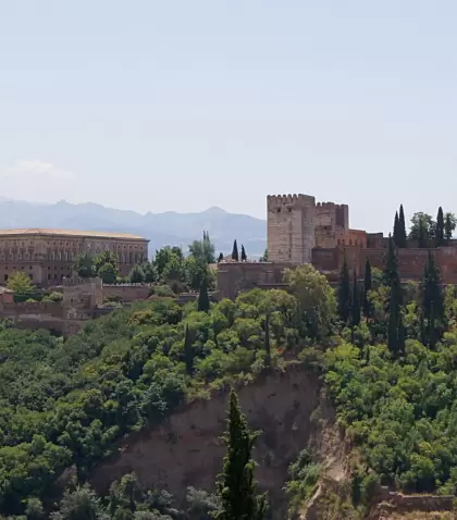 Vista de la Alhambra desde el Mirador de San Nicol�s, con Sierra Nevada nevada al fondo.