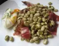 Plato de Habas con jam�n y huevo, una preparaci�n tradicional de la gastronom�a catalana.