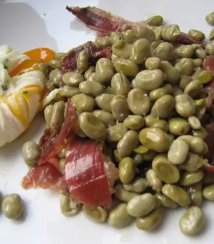 Plato de Habas con jam�n y huevo, una preparaci�n tradicional de la gastronom�a catalana.