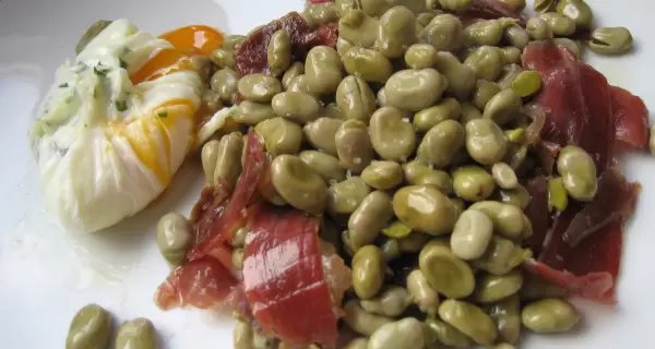 Plato de Habas con jam�n y huevo, una preparaci�n tradicional de la gastronom�a catalana.