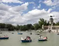 Vista del Parque del Retiro con el estanque y el Monumento a Alfonso XII en un d�a soleado.