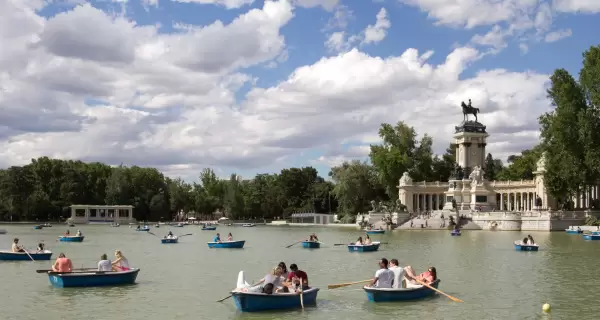 Vista del Parque del Retiro con el estanque y el Monumento a Alfonso XII en un d�a soleado.
