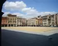 Plaza Mayor de Vic con sus edificios porticados y ambiente de mercado.