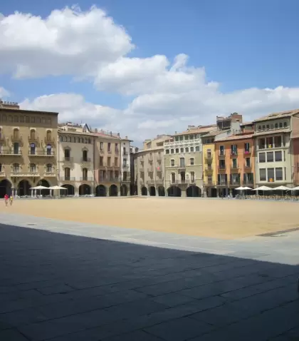 Plaza Mayor de Vic con sus edificios porticados y ambiente de mercado.