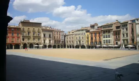 Plaza Mayor de Vic con sus edificios porticados y ambiente de mercado.