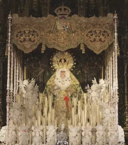 Procesi�n de Semana Santa en Sevilla con el paso de la Esperanza Macarena.