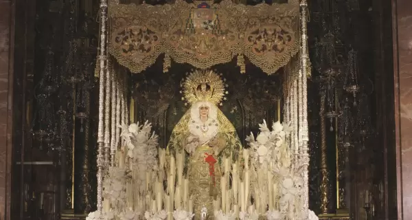 Procesi�n de Semana Santa en Sevilla con el paso de la Esperanza Macarena.