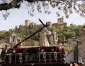 Procesi�n de Semana Santa en Granada pasando por el Albaic�n con la Alhambra al fondo.