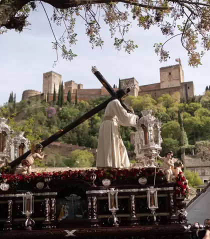 Procesi�n de Semana Santa en Granada pasando por el Albaic�n con la Alhambra al fondo.