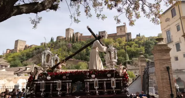 Procesi�n de Semana Santa en Granada pasando por el Albaic�n con la Alhambra al fondo.