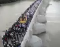 Procesi�n de Semana Santa en C�rdoba pasando por el puente romano.