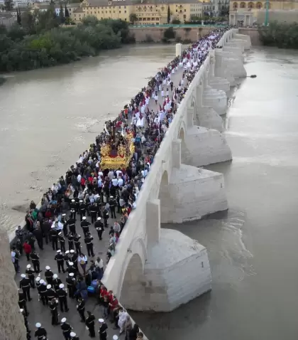 Procesi�n de Semana Santa en C�rdoba pasando por el puente romano.