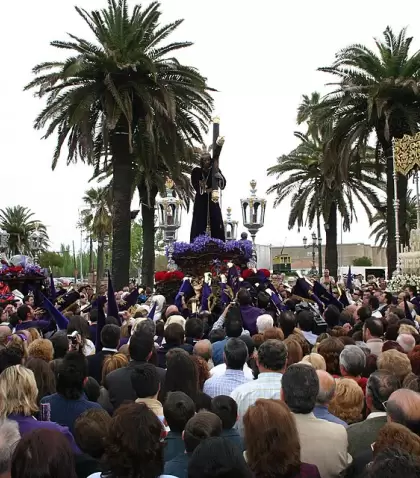 Procesi�n de Semana Santa en Andaluc�a con nazarenos.